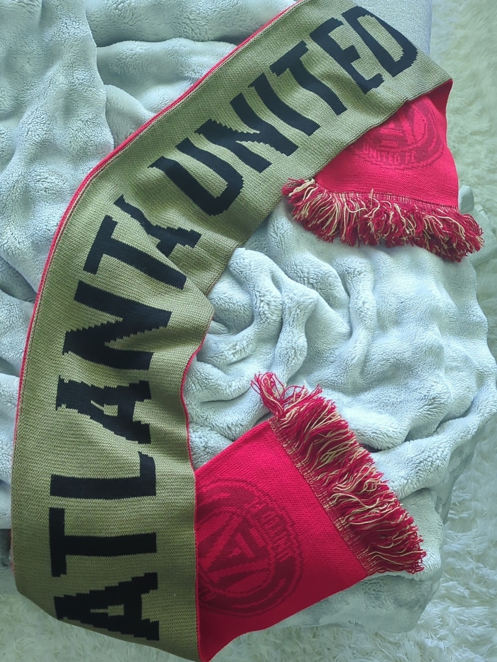 Atlanta United Two-Tone Fringe Knit Scarf in Olive and Red Reversible NWOT